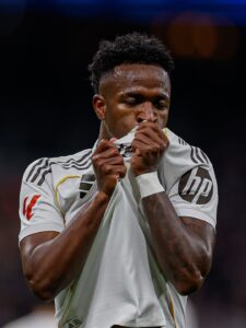فينيسيوس جونيور بعد تسجيل الهدف الثاني